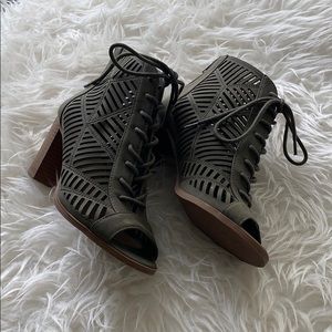 Olive green open tie heals